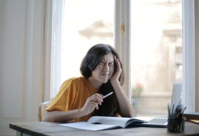 高二女生成绩退步、过度焦虑害怕上学怎么办？