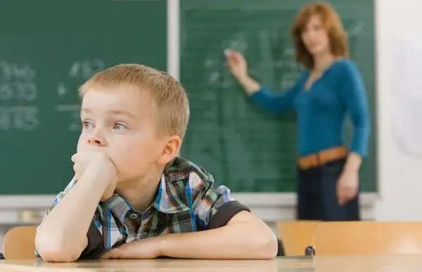 注意力有缺陷，成绩垫底的男孩如何提高成绩回归学校？